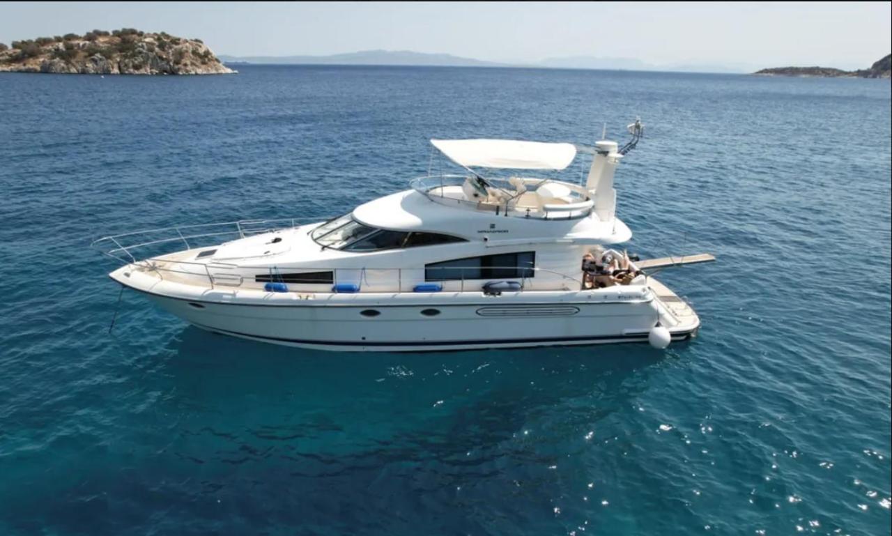 Botel Bliss Motor Yacht Fairline Squadron 52 Piräus